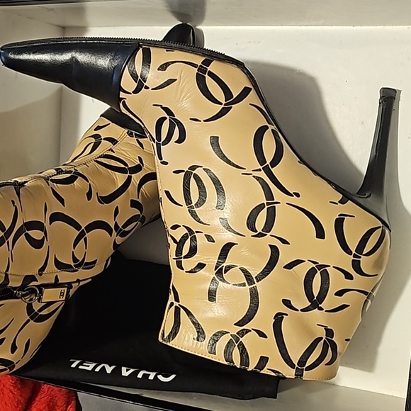 Chanel F/W 2000 runway boots - Picture 9 of 16